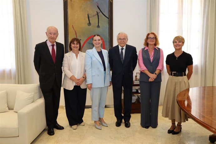 En el centro, la presidenta del Govern, Marga Prohens, y el presidente de la Fundación 'la Caixa', Isidro Fainé-