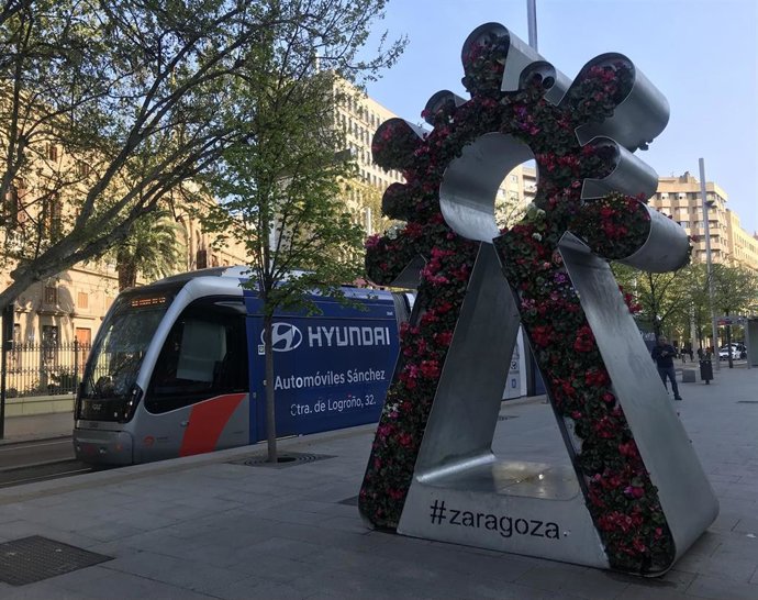 Archivo - Vinilación del tranvía de Zaragoza