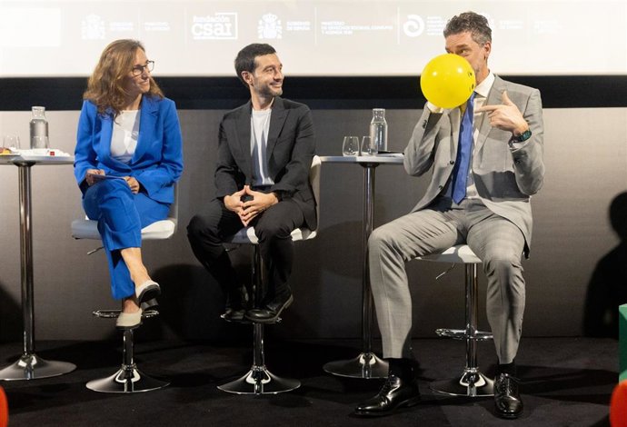 La ministra de Sanidad, Mónica García; el ministro de Derechos Sociales, Consumo y Agenda 2030, Pablo Bustinduy; y el presidente de la Gasol Foundation, Pau Gasol; durante la presentación de la campaña de promoción de hábitos saludables para la infancia.
