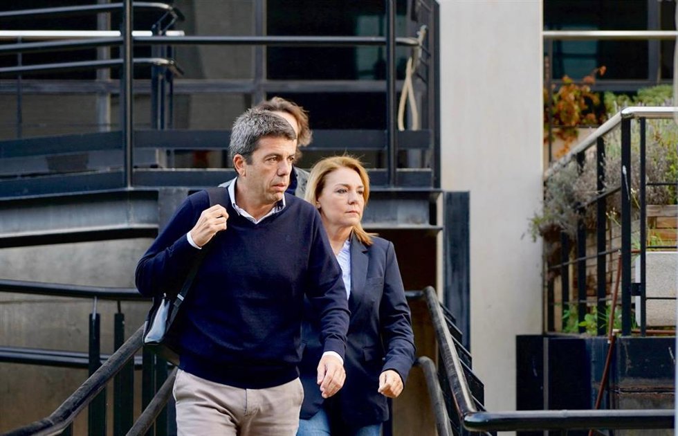 Archivo - El presidente de la Generalitat valenciana, Carlos Mazón y la vicepresidenta y consellera de Servicios Sociales, Igualdad y Vivienda, Susana Camarero, a su llegada la reunión del Centro de Coordinación Operativo Integrado (CECOPI)