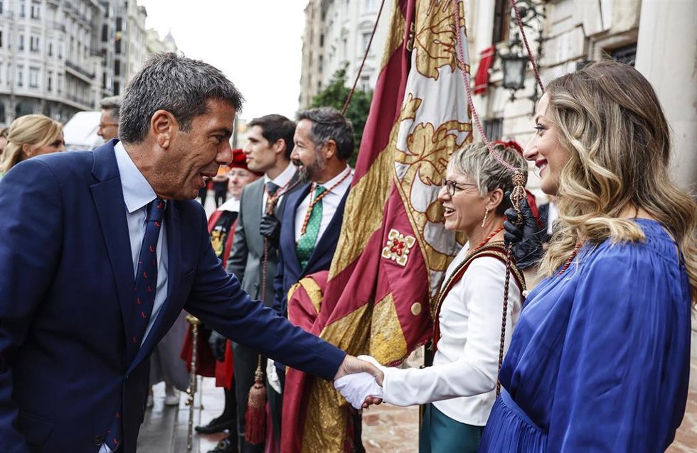 Archivo - El 'president' de la Generalitat, Carlos Mazón (i), acompaña la salida de la Real Senyera durante los actos por la festividad del 9 d'Octubre