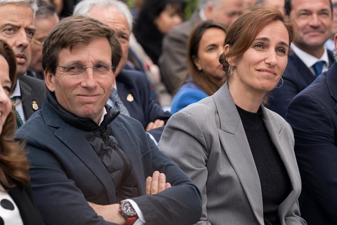 Archivo - Arquivo - O prefeito de Madri, José Luis Martínez-Almeida, e a ministra da Saúde, Mónica García, durante a homenagem aos médicos e profissionais de saúde espanhóis por sua dedicação durante a pandemia de Covid-19, na Plaza de los Sagrados Co