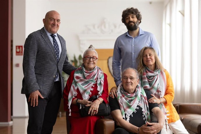 Lola Herrera, Carlos Olalla y Natalia Dicenta, elenco de 'Camino a la Meca', junto al alcalde de Valladolid, Jesús Julio Carnero, y el director del Teatro Calderón, José María Esbec, en la presentación de la obra.