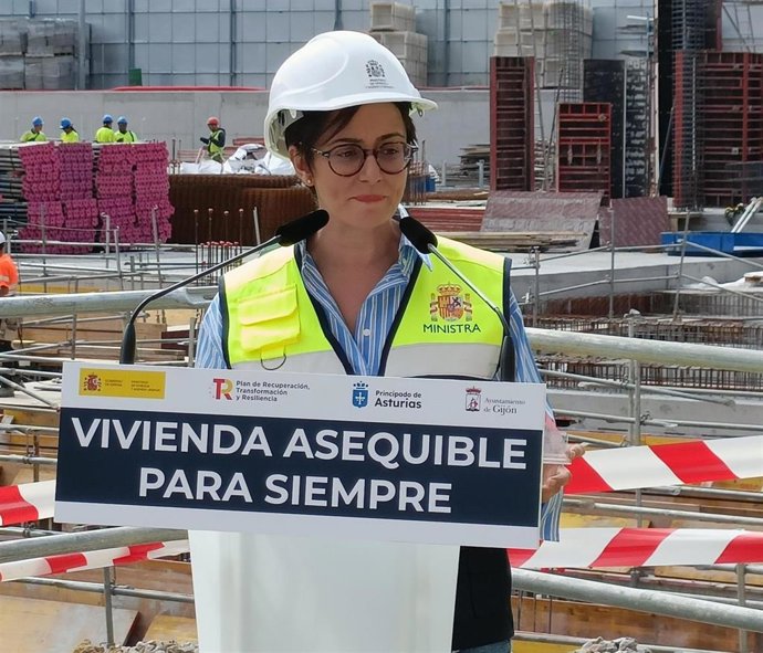La ministra de Vivienda y Agenda Urbana, Isabel Rodríguez, interviene durante su visita a la construcción de 250 pisos de alquiler asequible para jóvenes, impulsada por el Principado de Asturias en el antiguo solar de Peritos, en Gijón.