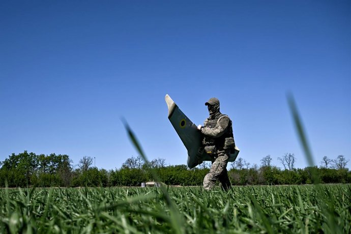 Archivo - May 2, 2025, Donetsk Region, Ukraine: A serviceman of a special unit of a special forces police battalion carries a Domakha reconnaissance drone, Donetsk region, Ukraine, on May 2, 2025.