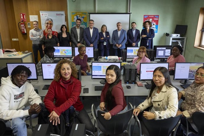 Los consejeros García y Chivite presentan campaña publicitaria sobre cursos de capacitación digital.