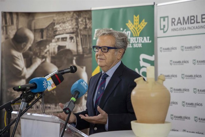 El presidente de la Diputación de Córdoba, Salvador Fuentes, en la inauguración de la 95ª edición Enbarro, Feria de la Alfarería y la Cerámica.