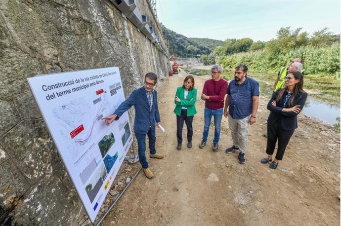 La consellera de Territori, Sílvia Paneque, a les obres de la via ciclista de Celrà
