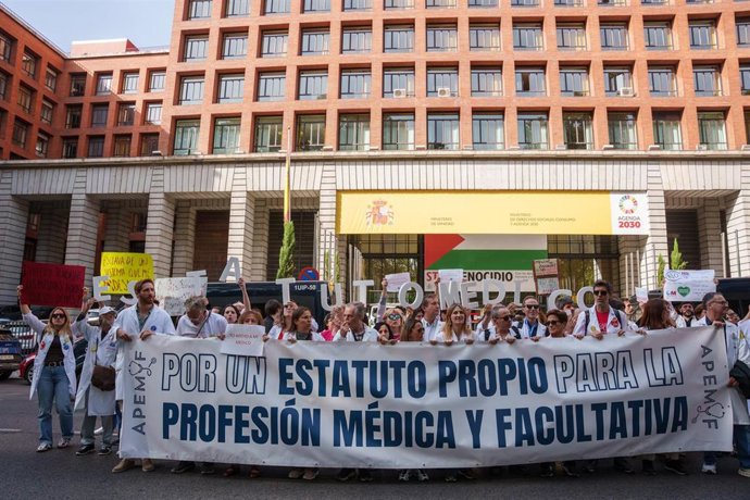 Manifestantes portan una pancarta durante la manifestación con motivo de la huelga de médicos contra el nuevo Estatuto Marco, frente al Ministerio de Sanidad, a 3 de octubre de 2025, en Madrid (España). 