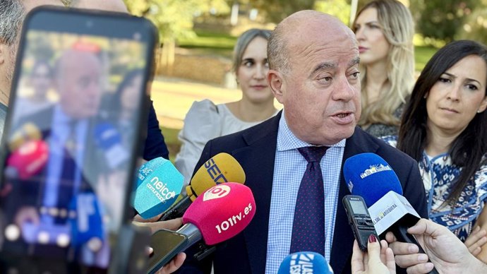 El alcalde de Antequera, Manuel Barón, ha dado a conocer la resolución provisional por la que el Ayuntamiento recibirá más de deiz millones de euros de fondos Feder en el marco del programa 2021-2027 para Planes de Actuación Integrados (PAI)