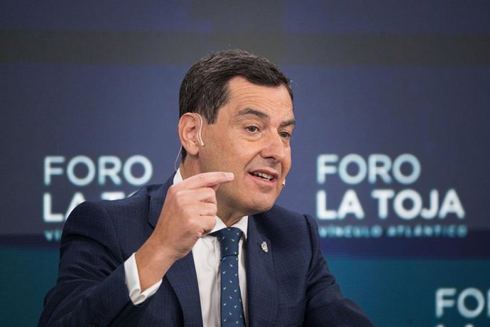 El presidente de la Junta de Andalucía, Juanma Moreno, participa en 'Los retos políticos de Europa' durante la segunda jornada del ‘Foro de La Toja - Vínculo Atlántico’ 2025, en el Eurostars Gran Hotel La Toja, a 3 de octubre de 2025, en la Illa de la Toj