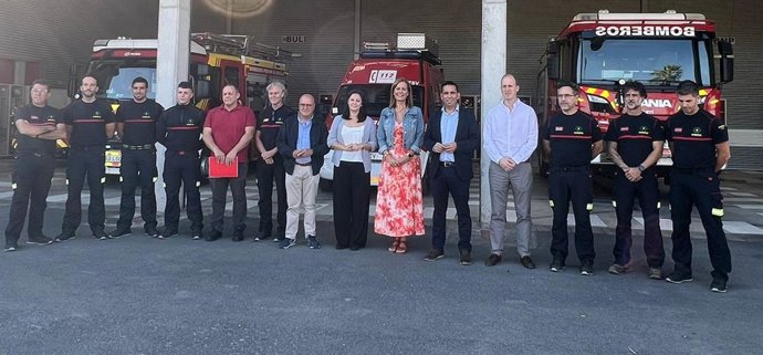 El diputado de Servicios Públicos Supramunicipales de la Provincia de Sevilla, Gonzalo Domínguez, visita el parque de bomberos de Osuna.