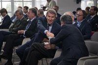 Feijóo promete "reparar" España y "tirar abajo el muro" frente a la "estrategia" de "tensión social" del Gobierno