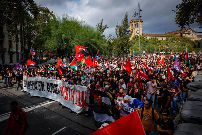 Diversos estudiants durant la manifestació a favor de Palestina