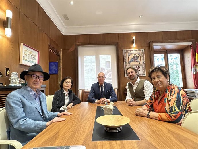 El poeta surcoreano Ko Un (izquierda) ha sido recibido por el alcalde de León, José Antonio Diez (centro) en el Consistorio de San Marcelo de León capital.