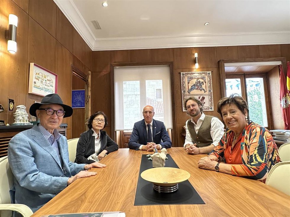 El poeta surcoreano Ko Un (izquierda) ha sido recibido por el alcalde de León, José Antonio Diez (centro) en el Consistorio de San Marcelo de León capital.