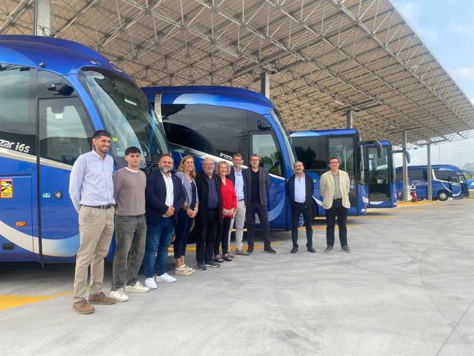 El secretari de Mobilitat i Infraestructures de la Generalitat, Manel Nadal, amb l'alcaldessa de Corbera de Llobregat (Barcelona), Rosa Boladeras, i representants municipals