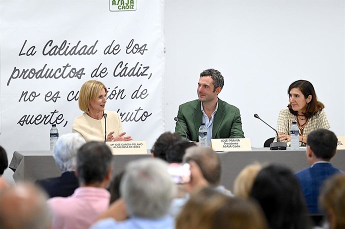 La alcaldesa de Jerez, María José García-Pelayo, junto a la consejera en las jornadas de Asaja.
