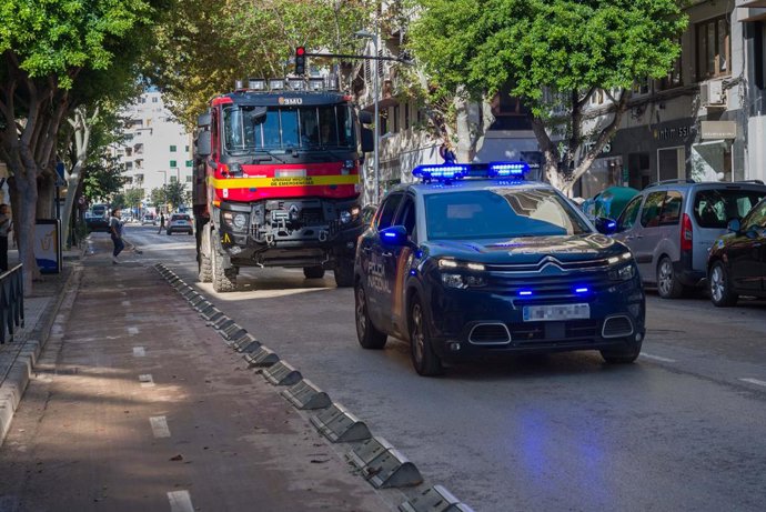 Un vehículo de Policía Nacional y otro de bomberos en Ibiza tras las lluvias, a 1 de octubre de 2025, en Ibiza, Baleares (España). Las inundaciones en Ibiza han dejado a 1.200 personas sin luz en el municipio de Vila. Además, continúan habiendo varias car