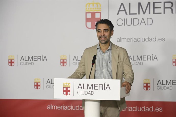 El concejal de Turismo, Comunicaciones y Promoción de la Ciudad de Almería, Joaquín Pérez de la Blanca, durante la presentación del balance turístico del tercer trimestre de 2025.