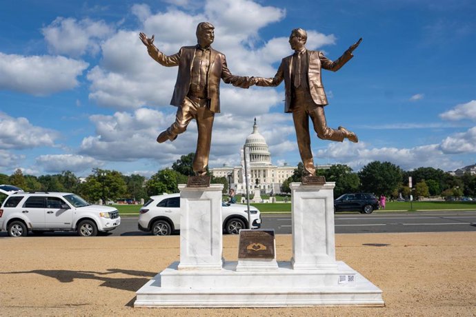 Una estatua del presidente de Estados Unidos, Donald Trump, y el fallecido delincuente sexual convicto Jeffrey Epstein