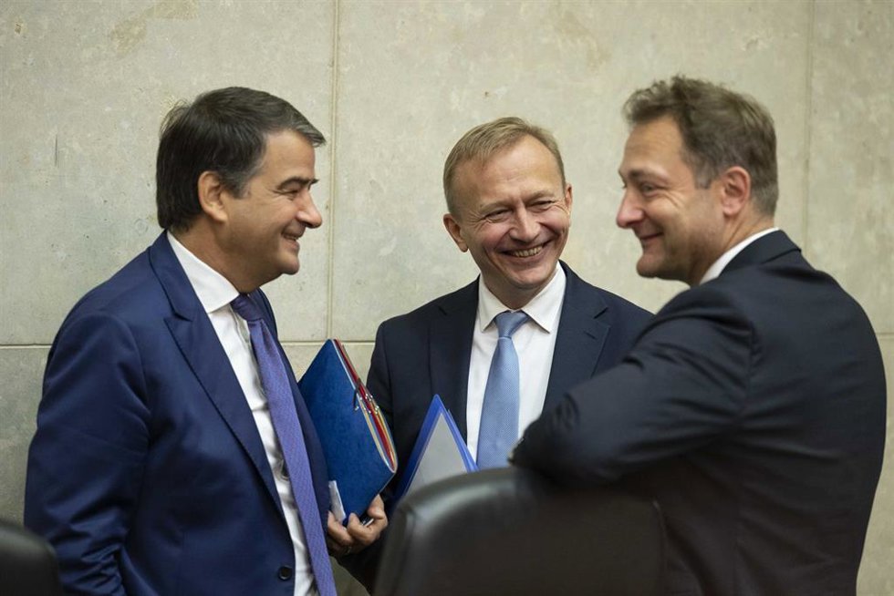 El vicepresidente de la Comisión, Raffaele Fitto, junto a los comisarios de Presupuesto, Piotr Serafin, y Agricultura, Christophe Hansen, en una reunión del colegio de comisarios.