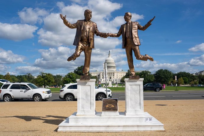 2 de outubro de 2025, Washington, Dc, Estados Unidos: Uma estátua de protesto do Presidente Donald Trump e Jeffrey Epstein retornou ao National Mall em 2 de outubro de 2025. A estátua foi removida pela Polícia do Parque dos EUA e por funcionários do Servi