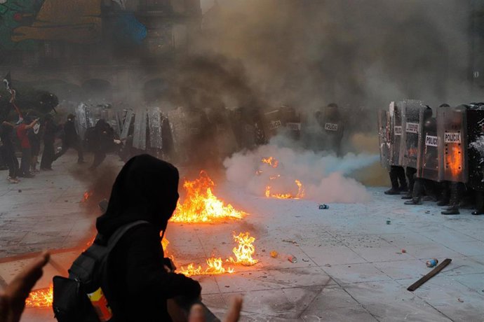 Protestas durante la marcha en México por la masacre de Tlatelolco