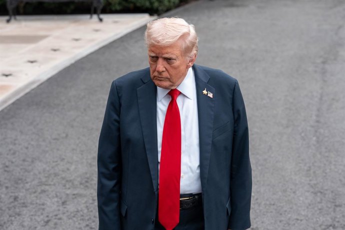 30 de setembro de 2025, Washington, Dc, Estados Unidos: O presidente DONALD TRUMP sai da Casa Branca para um voo rápido para Quantico, VA, onde se encontrará com uma reunião de generais e almirantes em 30 de setembro de 2025.,Image: 1041903907, Licença: R