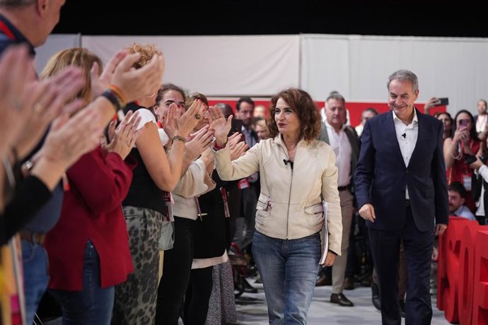 Archivo - La vicesecretaria general del PSOE, vicepresidenta primera del Gobierno y ministra de Hacienda, María Jesús Montero, y el expresidente José Luis Rodríguez Zapatero, en el Congreso Federal del PSOE, a 30 de noviembre de 2024 en Sevilla (Foto de a