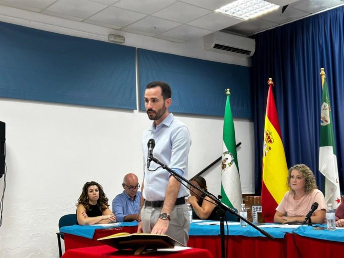 Alberto Ruiz (IU), el nuevo alcalde de Fuente Carreteros, en su toma de posesión.