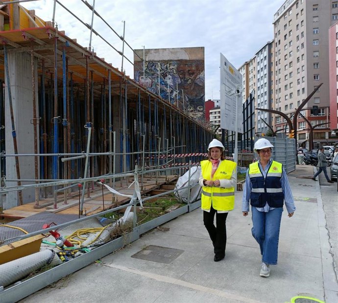 La ministra de Vivienda y Agenda Urbana, Isabel Rodríguez, junto a la delegada del Gobierno en Asturias, Adriana Lastra,  durante la visita a la construcción de 250 pisos de alquiler asequible para jóvenes en el antiguo solar de Peritos, en Gijón.