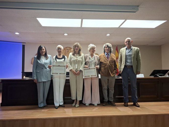 La rectora de la ULE, Nuria González (tercera por la izquierda), en el acto de recepción del fondo bibliográfico y documental personal de Francisco Roa Rico.