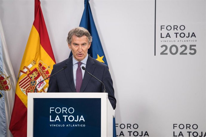 El presidente del PP, Alberto Núñez Feijóo, interviene durante la segunda jornada del ‘Foro de La Toja - Vínculo Atlántico’ 2025, en el Eurostars Gran Hotel La Toja, a 3 de octubre de 2025, en la Illa de la Toja, Pontevedra, Galicia (España). 