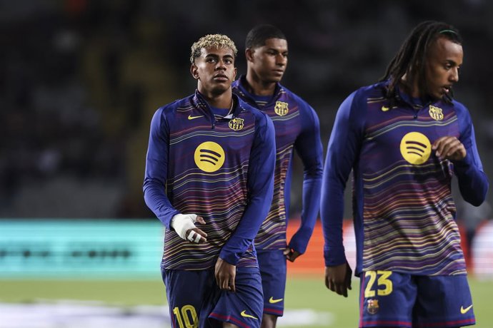 Lamine Yamal, do FC Barcelona, observa durante a partida da Fase MD2 da Liga dos Campeões da UEFA 2025/26 entre o FC Barcelona e o Paris Saint-Germain no Estadi Olimpic Lluis Companys em 1º de outubro de 2025 em Barcelona, Espanha.