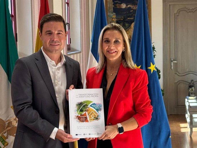 El responsable de Planificación Estratégica, Jesús Mora, y la alcaldesa de Alcalá, Ana Isabel Jiménez.