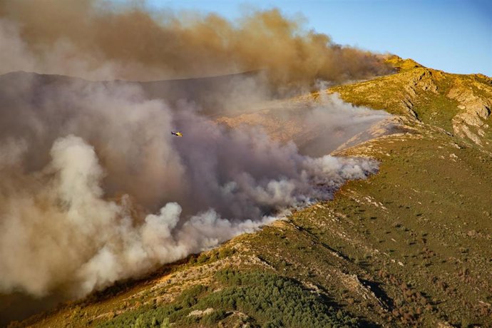 Vista del incendio del entorno del Pico del Lobo, desde el Mirador del Pico del Lobo, a 26 de septiembre de 2025, en Peñalba de la Sierra, Guadalajara, Castilla-La Mancha (España).