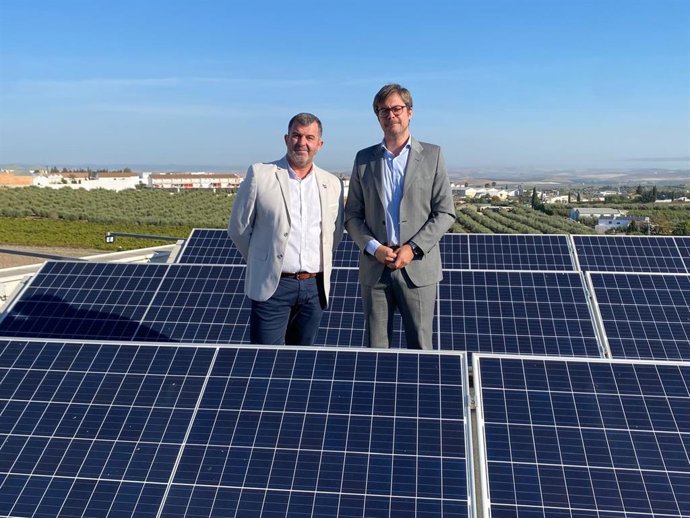 Diego Copé (dcha.), durante su visita a los centros educativos de Montilla.