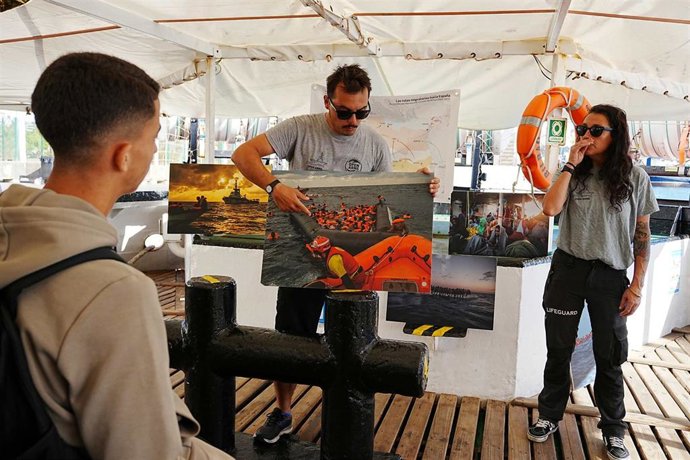 Jóvenes visitando el Open Arms