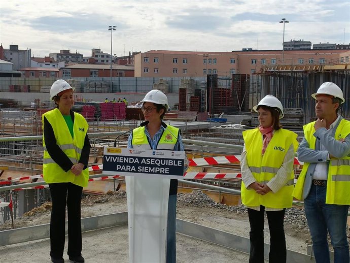 La ministra de Vivienda y Agenda Urbana, Isabel Rodríguez, junto a la alcaldesa gijones, Carmen Moriyón,  la delegada del Gobierno en Asturias, Adriana Lastra, y el consejero de Ordenación de Territorio, Urbanismo, Vivienda y Derechos