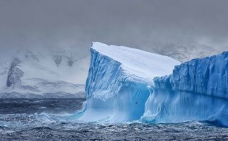 Investigadores daneses describen cómo el derretimiento y colapso más rápido de las plataformas de hielo en la Antártida se asemeja cada vez más a los acontecimientos en el norte del planeta