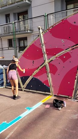 Vecinos y agentes sociales renuevan la pista deportiva de Juan Carlos Guerra en Bidebieta