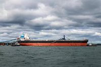 El petrolero ruso retenido por las autoridades francesas leva anclas y continúa su trayecto