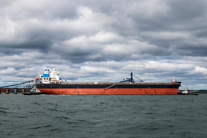 Archivo - RÚSSIA, REGIÃO DE KHABAROVSK - 28 de agosto de 2025: Atracação de um navio de carga no terminal de carregamento de carvão Daltransugol em Vanino, às margens do Estreito da Tartária, na costa do Pacífico da Rússia. O terminal foi estabelecido em 