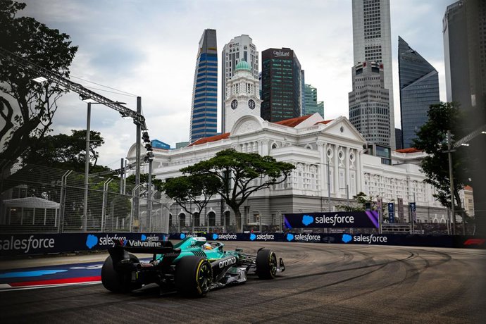14 ALONSO Fernando (spa), Aston Martin F1 Team AMR24, action during the 2025 Formula 1 Singapore Grand Prix, 18th round of the 2025 FIA Formula One World Championship from October 3 to 5, 2025 on the Marina Bay Street Circuit, in Singapore - Photo Florent