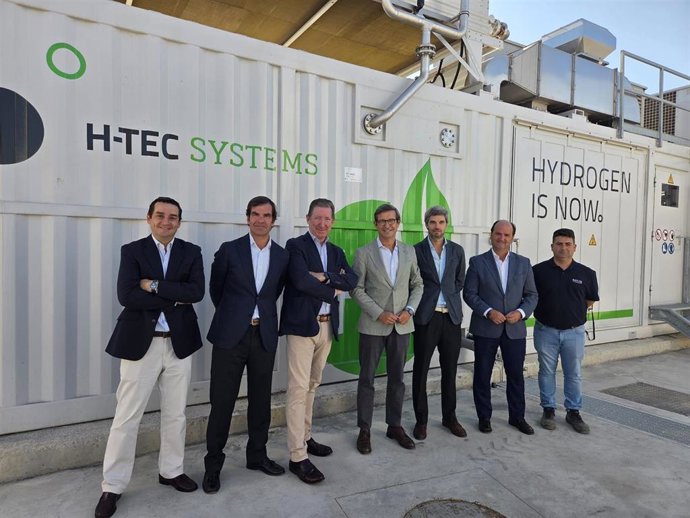 El consejero de Industria, Energía y Minas de la Junta de Andalucía, Jorge Paradela, visita las instalaciones del Hub La Isla H2.
