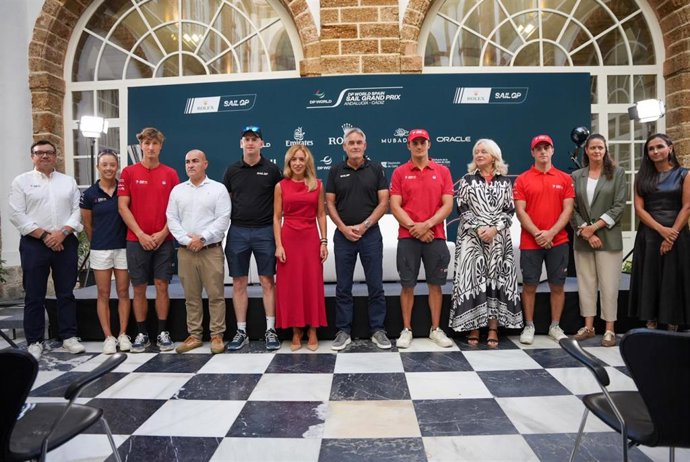 La presidente de la Diputación, Mercedes Colombo, y la delegada de la Junta, Mercedes Colombo, junto a integrantes de la organización de la Sail GP.