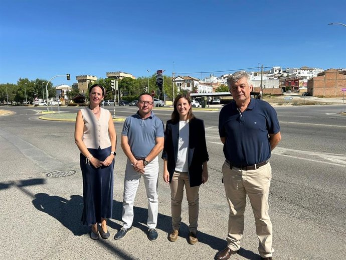 Los representantes del PP junto a la travesía de la N-331 a su paso por la localidad de Montemayor.