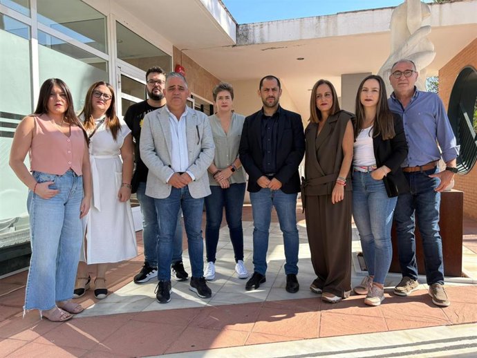 Sebastián Pérez (4º dcha.), junto a cargos públicos y orgánicos de IU, ante el Centro de Salud de Fuente Palmera, en una visita a dicho municipio.