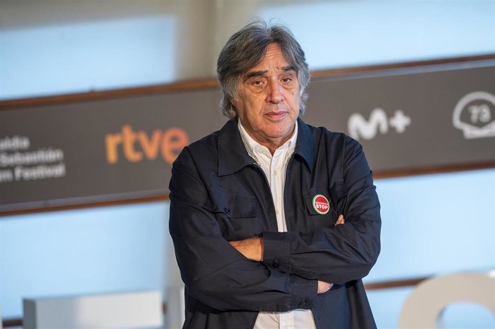 El director Agustín Díaz Yanes, durante la presentación de 'Un fantasma en la batalla' en el Festival de Cine de San Sebastián, a 24 de septiembre de 2025, en San Sebastián, Guipúzcoa, País Vasco (España). Un Fantasma en la batalla es una película que